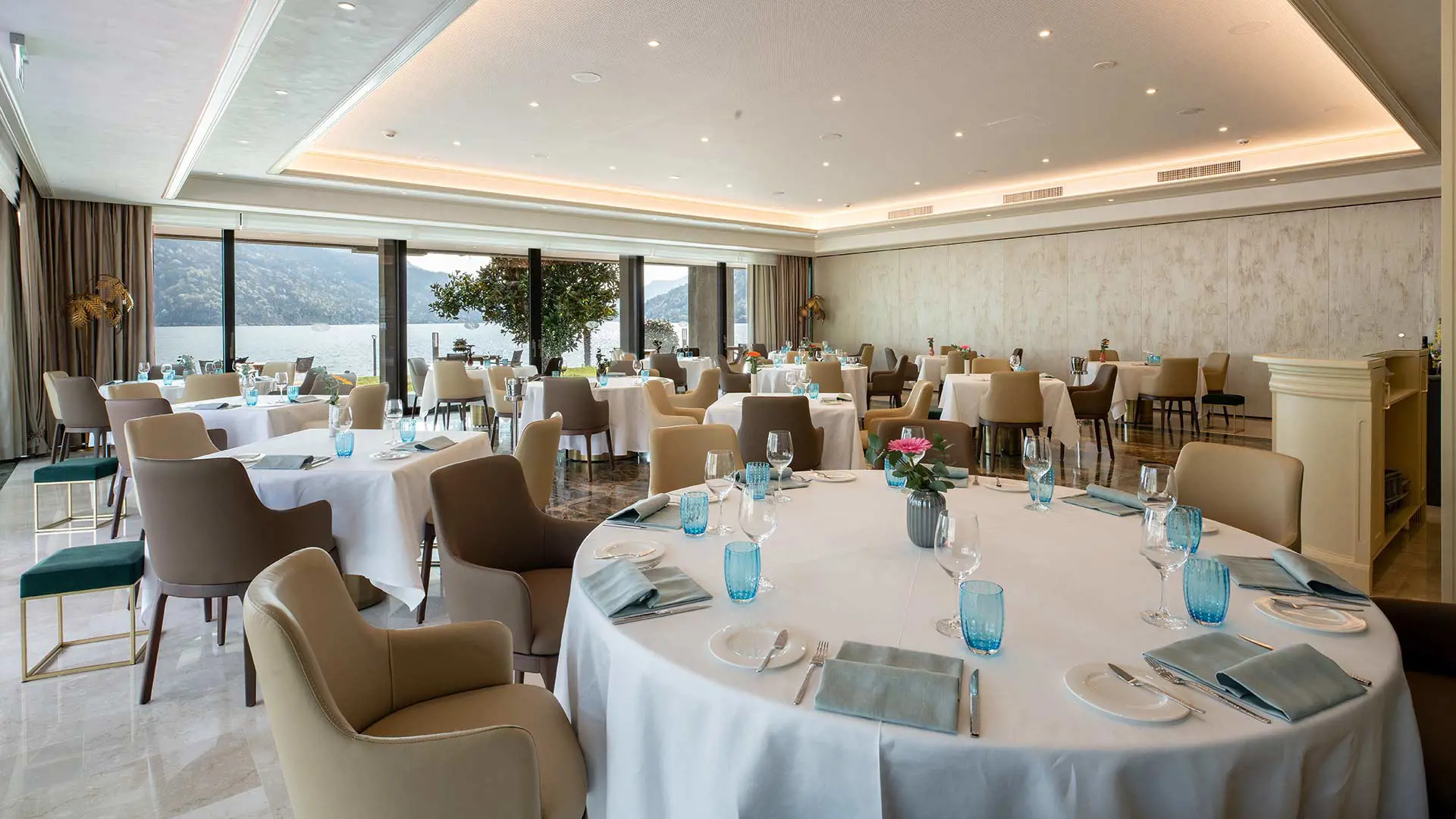 Image of runners ascending a hill during a Dagorà Experiences and Liesure event