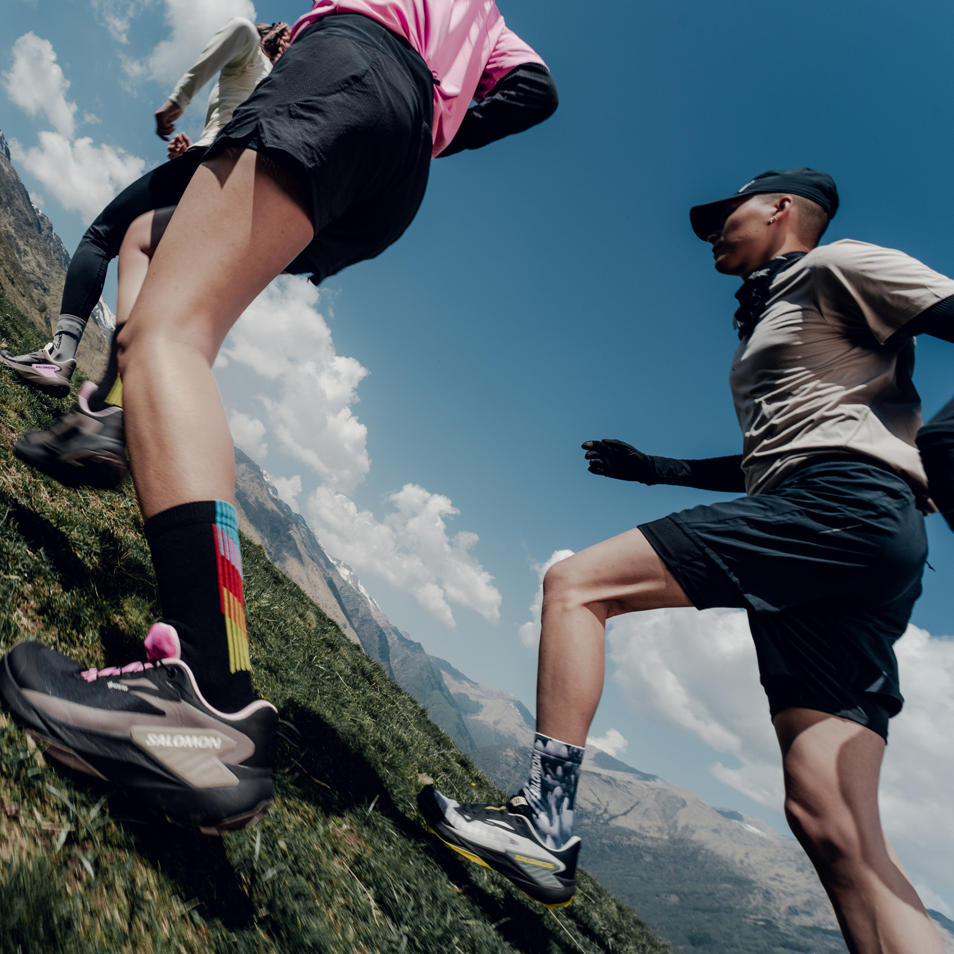 Image of runners ascending a hill during a Dagorà Experiences and Liesure event
