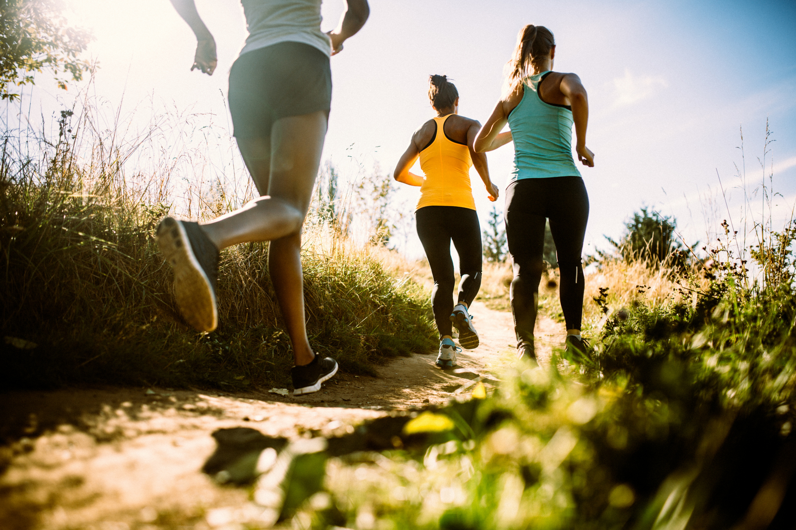 Image of runners ascending a hill during a Dagorà Experiences and Liesure event